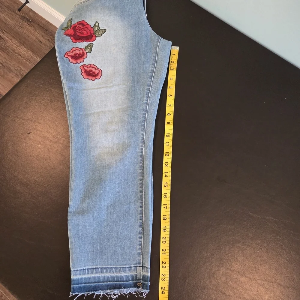 a.n.a A New Approach Light Wash Rose Embroidered Skinny Ankle Jeans Size 31/12